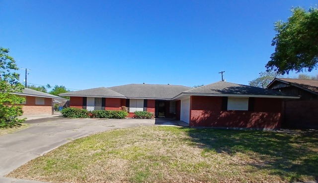 Spacious 4-bedroom house with WiFi, AC in awesome South Central Corpus Christi