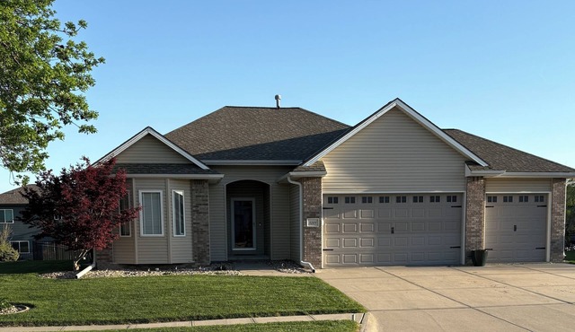 Spacious 4-bedroom house in Council Bluffs with AC, 4 miles from downtown Omaha