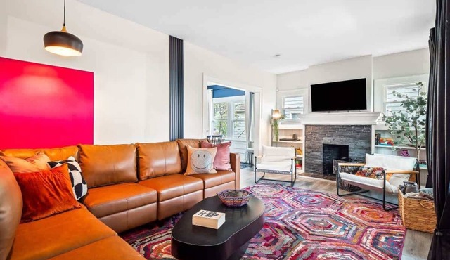 Spacious 4 Bedroom Sleeps 10 W/Sauna and Hot Tub