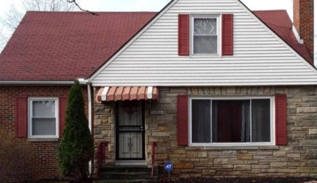 Spacious 4 bedroom house with bedrooms on the first floor. Travelers welcomed.