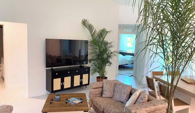 Spacious 4-bedroom house in charming Port Charlotte with AC, WiFi, near beaches