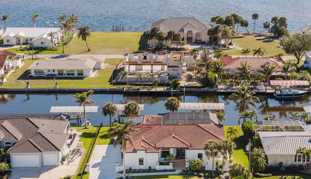 Spacious 4-bedroom, harbor Acces ON canal, fish of the dock Rv parking POOL SPA