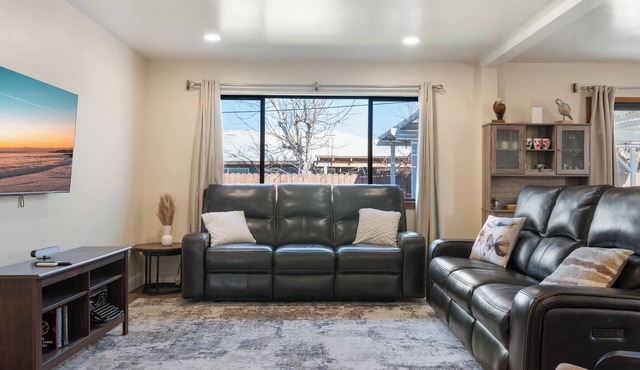 Spacious 4-bedroom house in peaceful Rancho Cordova with AC