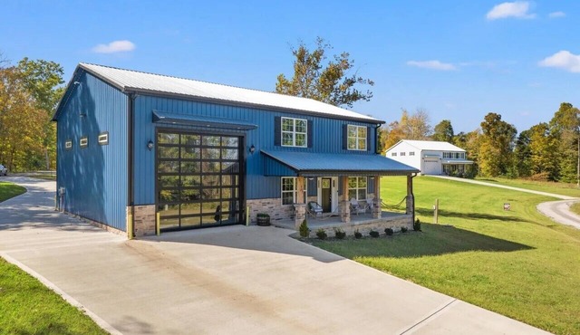 Spacious 4-bedroom 3 full bath Barn style house overlooking Lake Cumberland.