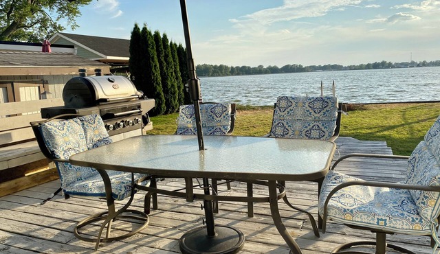 Spacious 4-bedroom Waterfront house in beautiful Russells Point with WiFi!