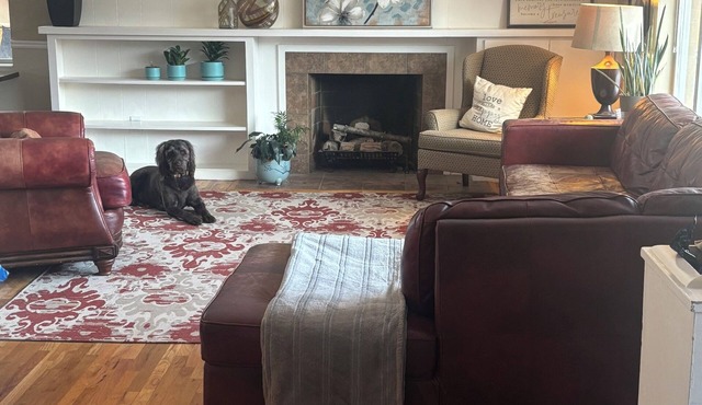 Spacious 4-bedroom house with WiFi, outdoor patio, 5 min to Canyons, home office