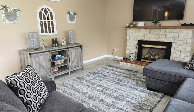Spacious 4-bedroom house with WiFi and AC in charming Spokane Valley