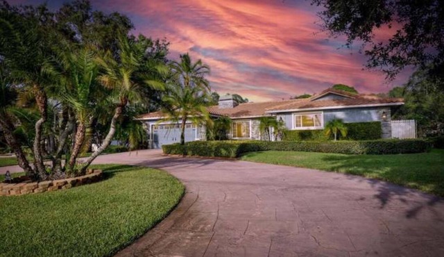 Spacious 4-bedroom house in marvelous Tarpon Springs with Pool, WiFi ,AC