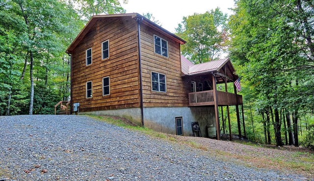 Spacious 4 Bedroom Cabin in West Jefferson, NC, perfect for family getaways!