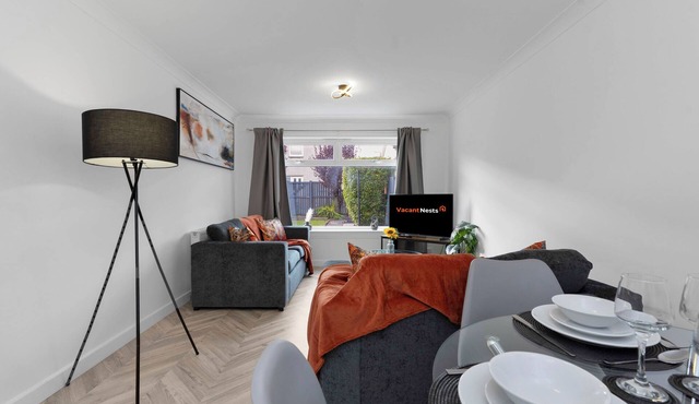 Spacious 4 bedroom home close to airport