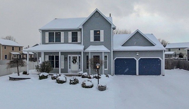 Spacious 4-bedroom house in serene East Syracuse with Hot Tub