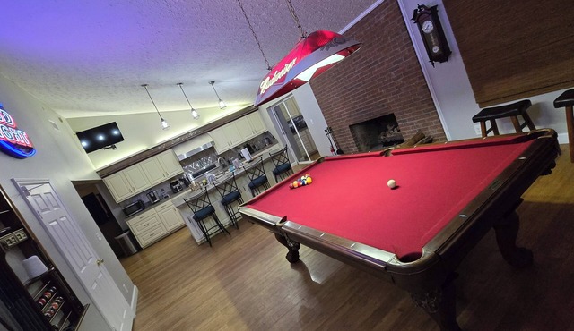 Spacious 4-bedroom house w/gym, pool, WiFi, 8 miles from Ft. Bennings back gate