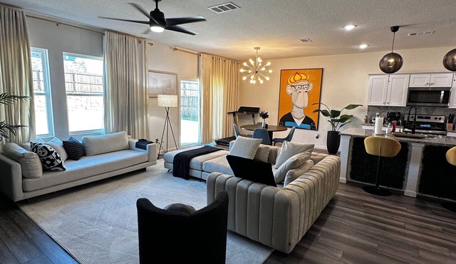 Spacious 4 bedroom house with fitness room and WiFi in charming Glenn Heights.