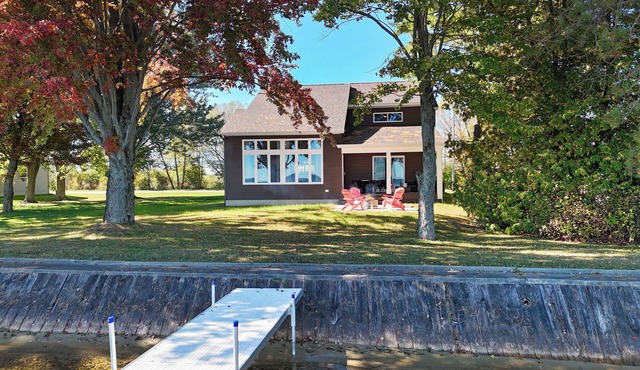 Spacious 4-bedroom lakefront house with WiFi, AC in tranquil Houghton Lake