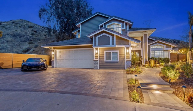 Spacious 4-bedroom house in charming Santa Clarita with Pool