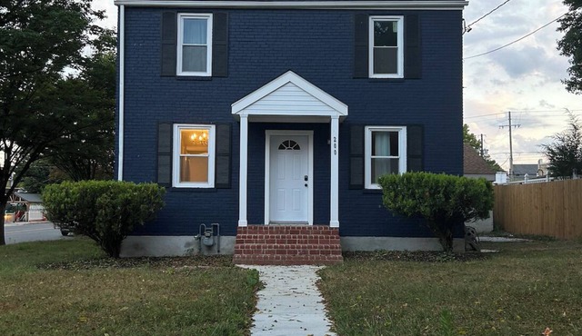Spacious 4-bedroom house with AC and WiFi in fabulous Silver Spring