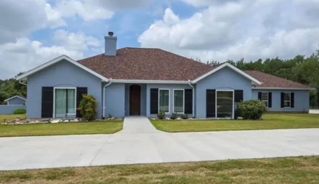 Spacious 4-bedroom estate in beautiful Spring Branch with AC and gym