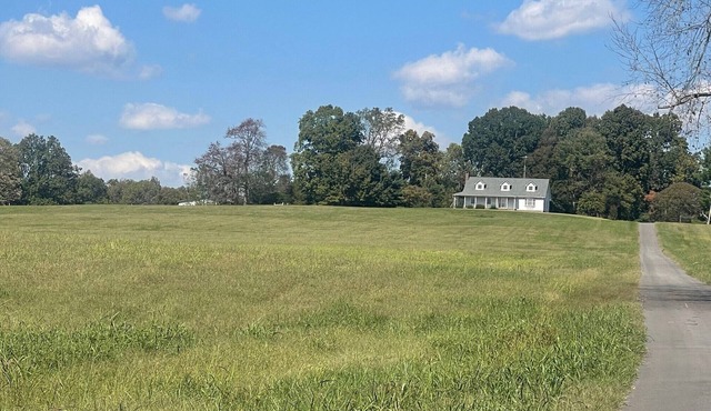 Spacious 4-bedroom and 2-bath house with HVAC and Wi-Fi in Tompkinsville, KY.