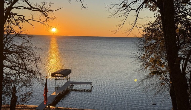 Spacious 4-bedroom 1 bunk room cabin on Mille Lacs Lake with a Sandy Beach