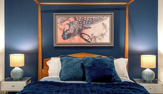 Spacious 4-bedroom, 2-bathroom duplex in Earl’s Court/Chelsea, just 8 minutes’ walk to the tube. Close to Westfield, Holland Park, museums, cafés, and restaurants. Stairs required to access the unit — perfect for families or groups exploring London.