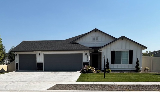 Spacious 4 bedroom 2 bath home in Nampa sleeps 10