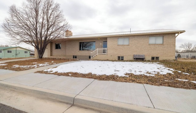 Spacious 4-bedroom 2 King beds, fast WiFi, fire pit. 2 kitchens, and games.