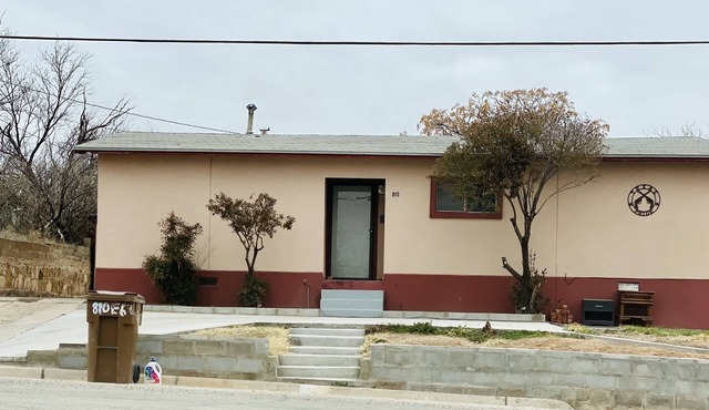 Spacious 4 bedroom 2 bath 6th st !