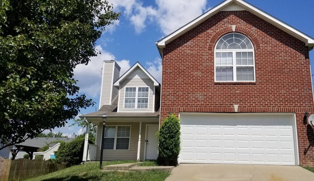 Spacious 4-bedroom 2- bath home 25 min from downtown Nashville & Titans Stadium.