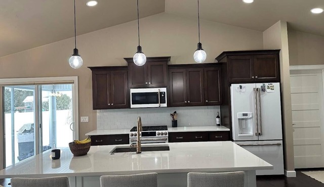 Spacious 4-bedroom, 3.5 bath house, 7 miles from Lambeau, for upcoming NFL draft
