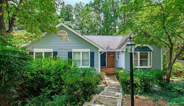 Spacious 4- bedroom 3-bath house in marvelous Carrboro, NC!