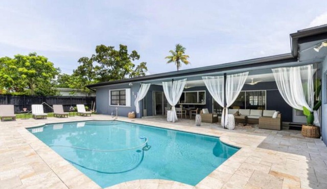 Spacious 4 Bedroom 3 Bathroom House with Heated Pool and Outdoor Shower close to FFL Airport and Cruise Port