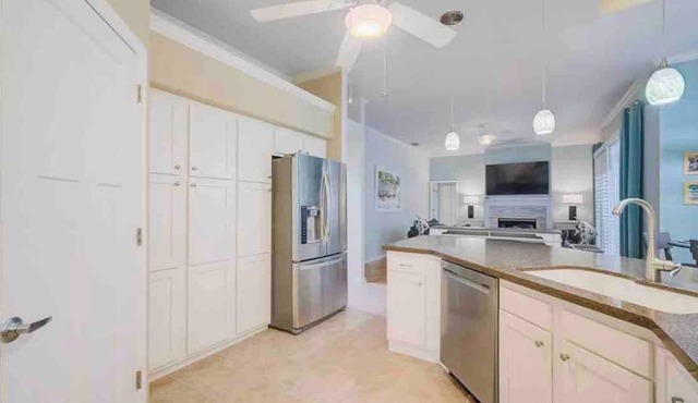 Spacious 4-bedroom/3-bath house in gorgeous Sarasota. 4 miles to Siesta Key