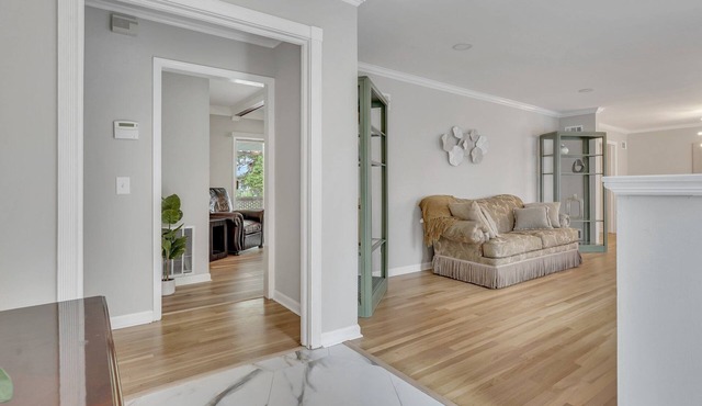 Spacious 4-Bedroom/3 Bath Furnished Mid-Term Charming Home in Mid-Town Savannahn