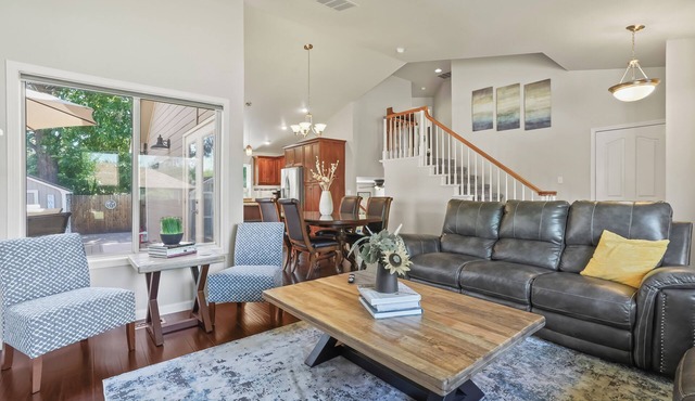 Spacious 4-bedroom 3 bath family friendly with pool and hot tub in central Boise