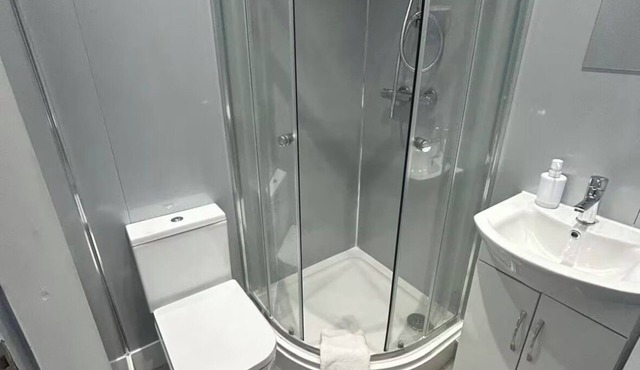 Spacious 4-Bedroom, 4-Bathroom Retreat in Derby – Perfect for Professionals!