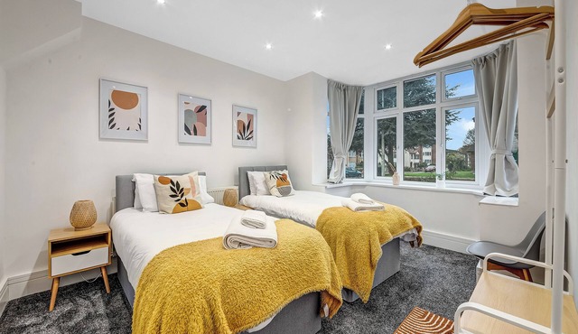 Spacious 4-bedroom 4-bathroom house - free parking & great 24-7 transport links