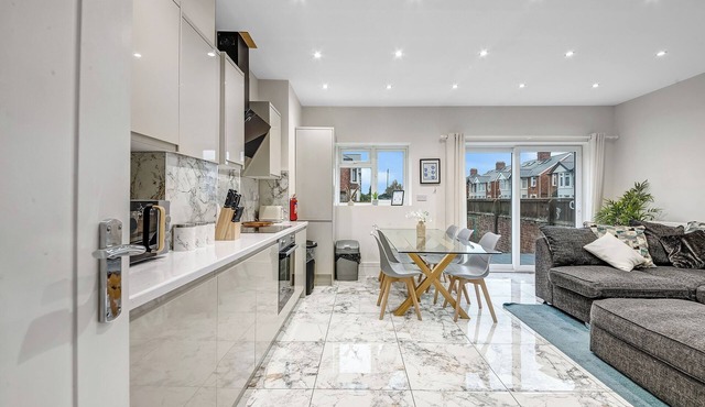 Spacious 4 Bedroom 4 Bath-free Parking Great Links