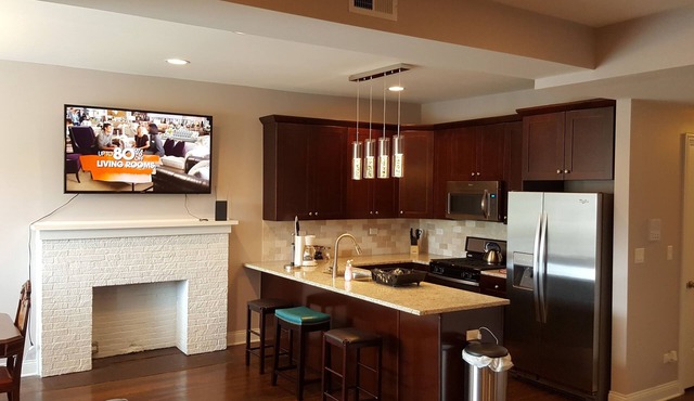 Spacious 4 Bedroom (5 queen beds) 2 Bath in the kenwood neighborhood