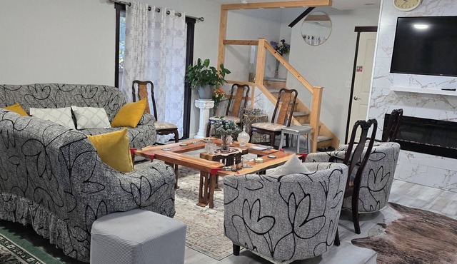 Spacious 4-bedroom, 6 queen beds, building in beautiful Everett with AC