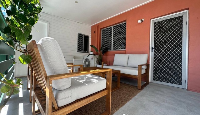 Spacious 4-Bedroom Apartment with AC & WiFi in Hamilton. Centre of Eat St.