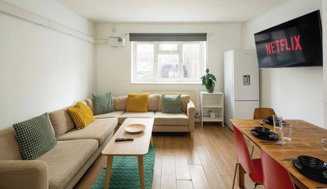 Spacious 4-Bedroom Apartment Near QMUL and Stations