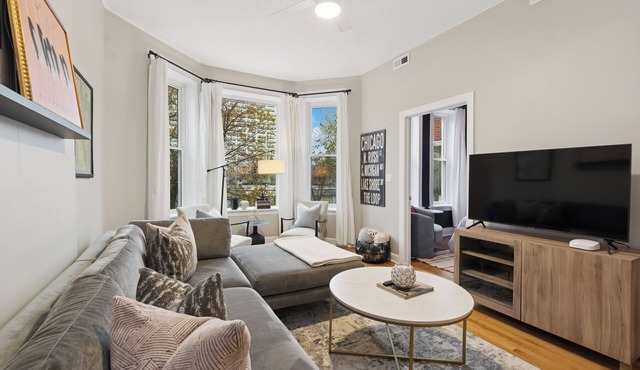 Spacious 4-bedroom apartment with WiFi, AC in brilliant Chicago