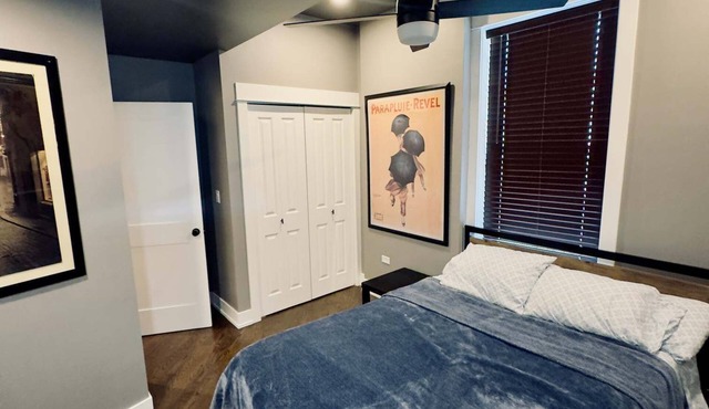 Spacious 4-bedroom apartment with WiFi, AC in gorgeous Chicago