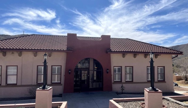 Spacious 4-bedroom apartment with AC, WiFi in charming Bisbee