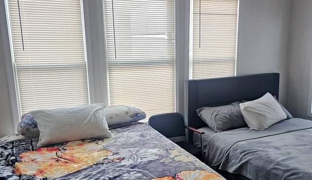 Spacious 4-bedroom apartment with WiFi, AC /Heat in awesome Lehigh Ave,l Newark