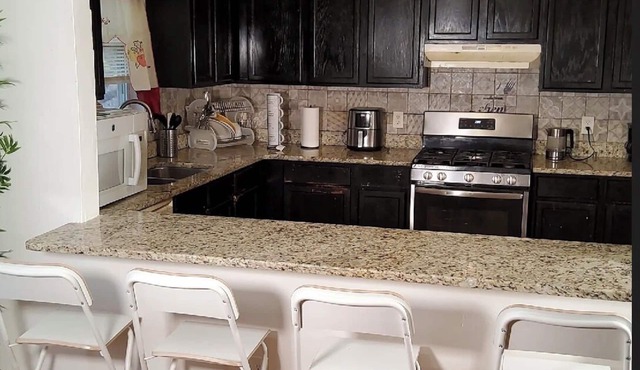 Spacious 4-bedroom apartment 1 king bed, 4 queen bed in Newark