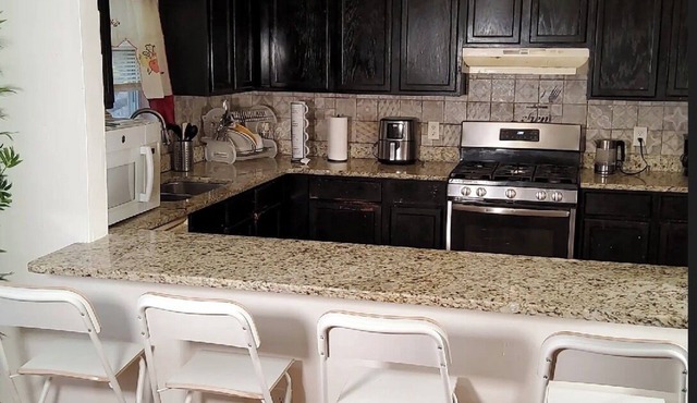 Spacious 4-bedroom apartment 1 king bed, 4 queen bed in Newark