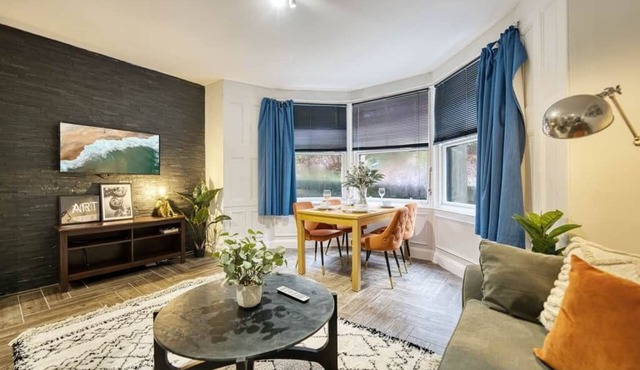 Spacious 4-Bedroom Apt Near Glasgow’s West End