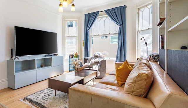 Spacious 4 bedroom Apt Walk 2 UC