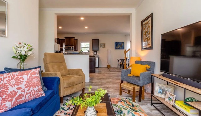 Spacious 4-Bedroom Arts & Crafts Home w/Mtn Views